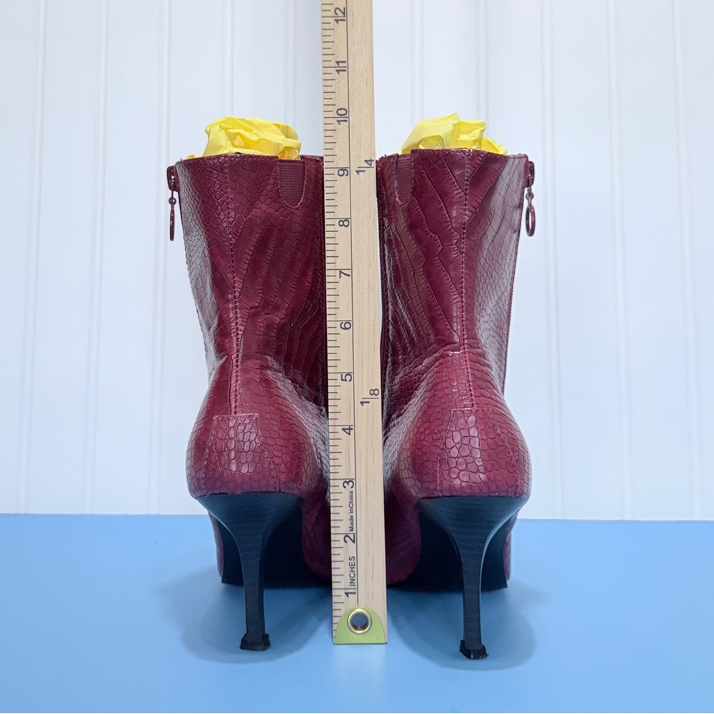 COVERGIRL Red Crocodile-Patterned Heeled bootie Size 6.5 - Picture 10 of 17